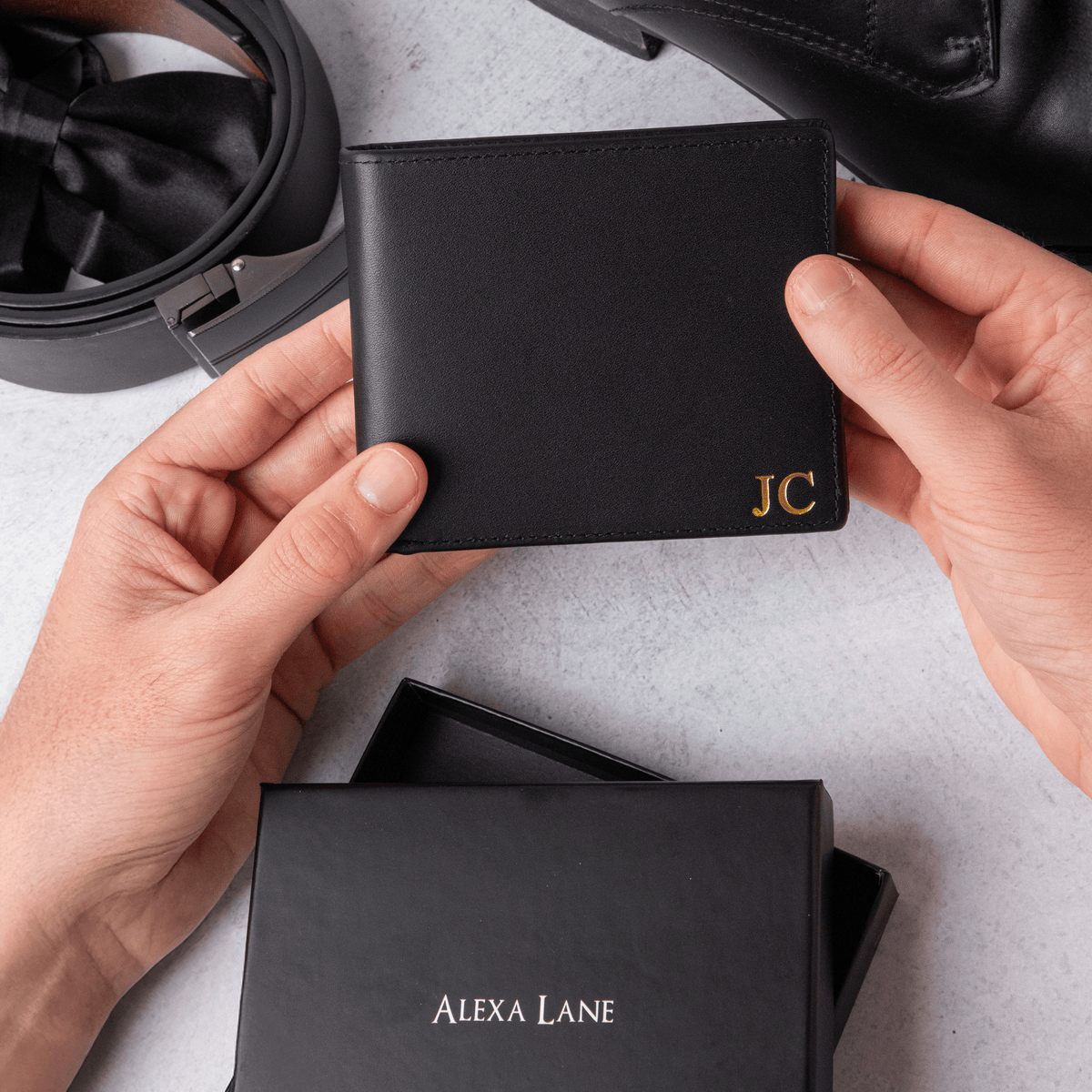 Genuine leather wallet with zipper